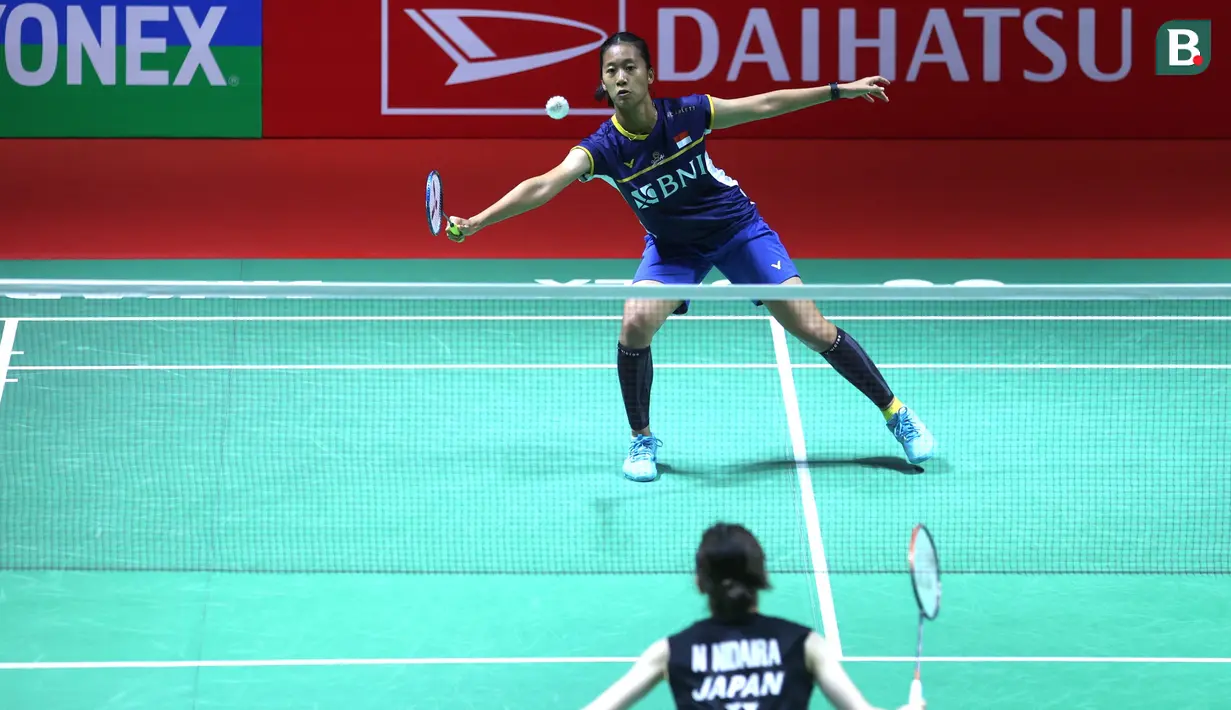 Tunggal putri Indonesia, Putri Kusuma Wardani, saat melawan wakil Jepang, Natsuki Nidaira, pada babak 16 besar Indonesia Masters 2024 di Istora Senayan Jakarta, Indonesia, Kamis (25/1/2024). Putri kalah dua gim langsung dengan skor 20-22 dan 16-21. (Bola.com/