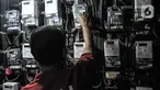 Warga saat mengisi token listrik di Rumah Susun Bendungan Hilir, Jakarta Pusat, Rabu (14/9/2022). Masyarakat sempat dihebohkan terkait kabar adanya penghapusan daya listrik pelanggan rumah tangga 450 volt ampere (VA). (merdeka.com/Iqbal Septian Nugroho)
