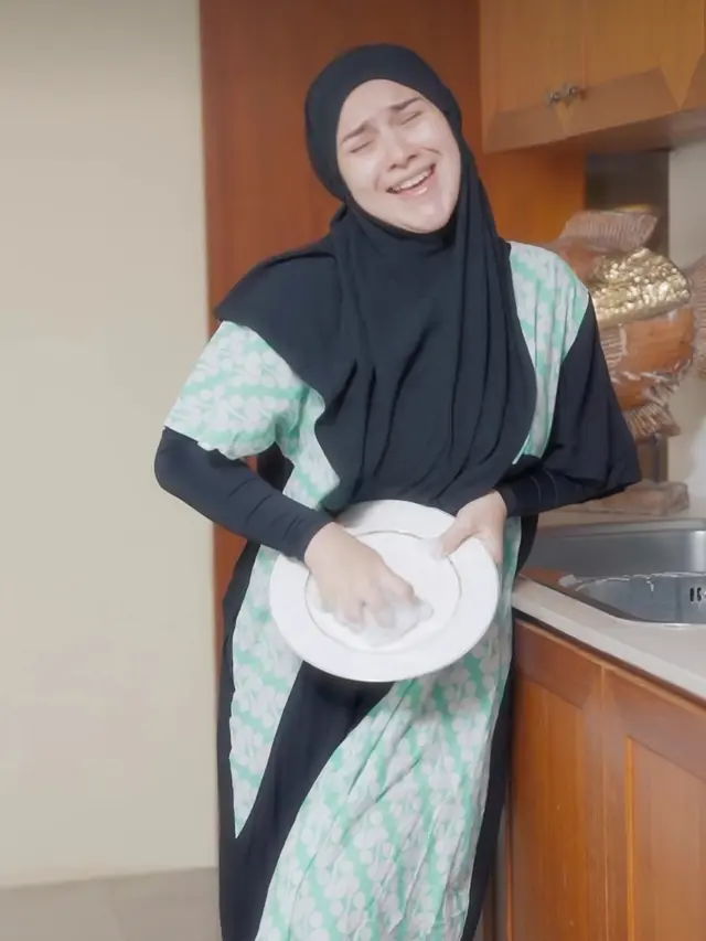 Potret Perbedaan Irish Bella saat di Rumah dan Akan Bepergian