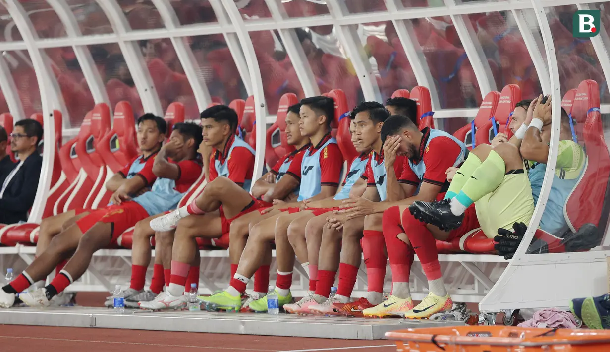 Pemain cadangan Persija Jakarta tampak kecewa saat melawan Dewa United pada laga pekan kelima BRI Liga 1 2024/2025 di Stadion Utama Gelora Bung Karno, Jakarta, Senin (16/9/2024). (Bola.com/M Iqbal Ichsan)