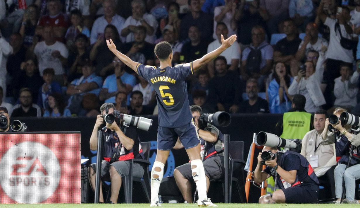 Pemain Real Madrid, Jude Bellingham, melakukan selebrasi setelah mencetak gol ke gawang Celta Vigo pada laga Liga Spanyol di Stadion The Balaidos, Sabtu (26/8/2023). Madrid menang dengan skor tipis 1-0. (AP Photo/Lalo R. Villar)