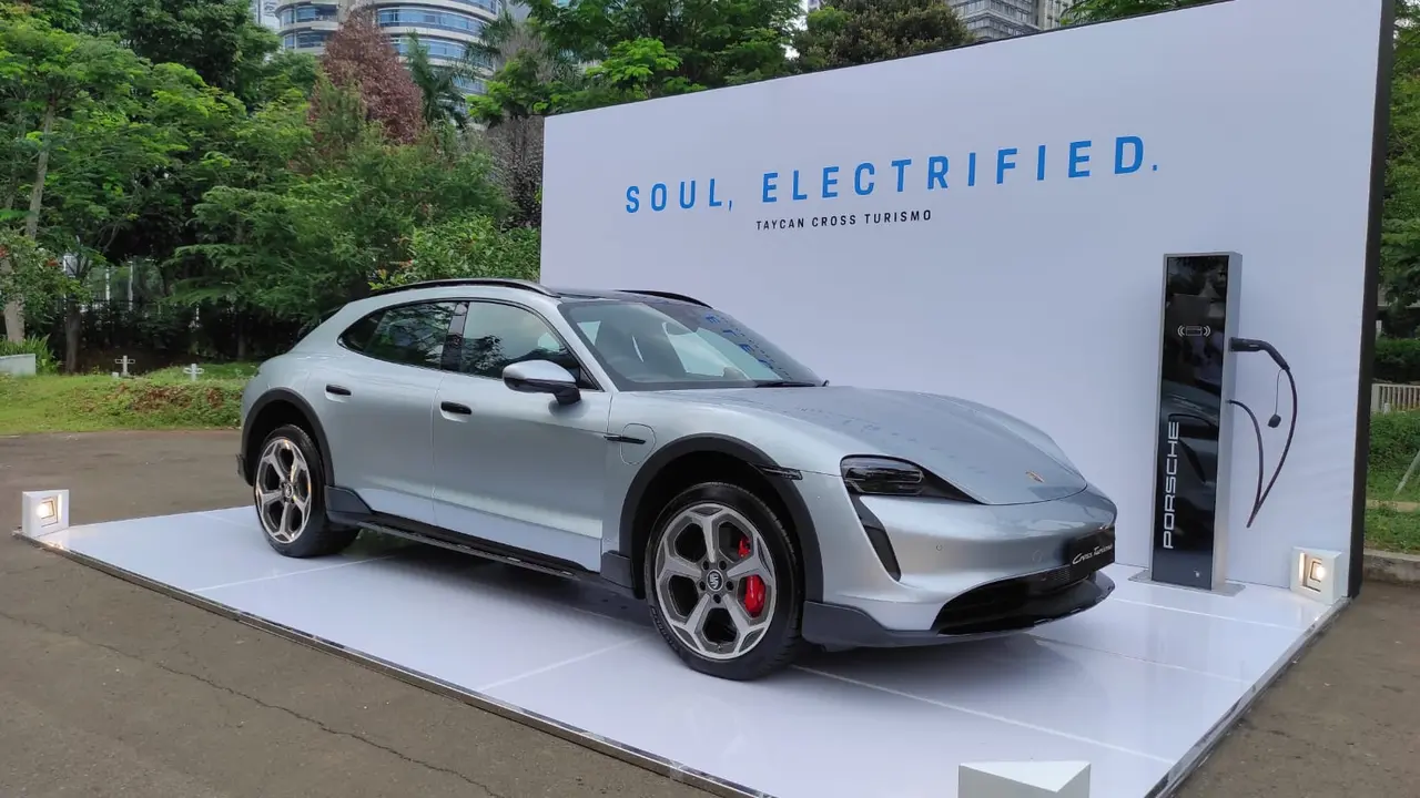 Porsche Resmi Hadirkan Mobil Listrik Taycan Cross Turismo