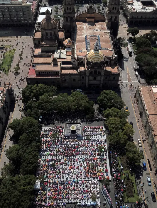 Pandangan udara pasangan menari mengikuti irama musik mariachi untuk memecahkan Rekor Dunia Guinness di Guadalajara, Meksiko, 24 Agustus 2019. Sebanyak 882 orang menari dengan kostum tradisional dalam upaya memecahkan rekor dunia untuk kategori tarian rakyat terbesar. (ULISES RUIZ/AFP)