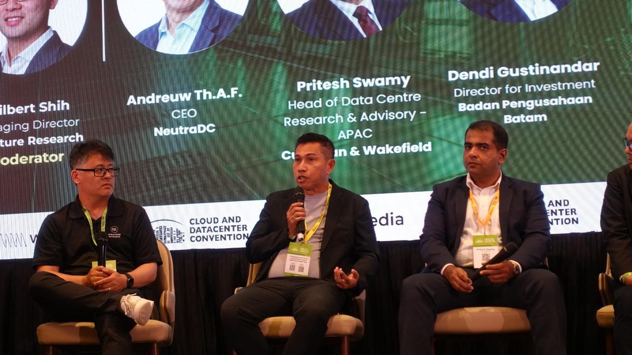 Panel Diskusi SIJORI - Cloud and Datacenter Convention 2025 di Singapura