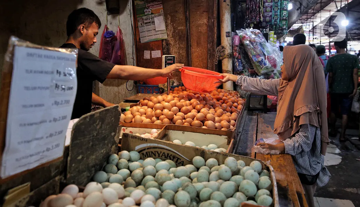 Sejumlah komoditas tercatat menjadi pendorong utama inflasi Jakarta pada Juni 2025 lalu. Di antaranya adalah tarif angkutan udara yang menyumbang andil terbesar sebesar 0,06 persen, disusul oleh daging ayam ras dan tomat masing-masing sebesar 0,02 persen. (Liputan6.com/Angga Yuniar)