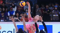 Pemain Gresik Petrokimia Pupuk Indonesia, Polina Rahimova melepaskan spike saat menghadapi Jakarta Electric PLN pada laga seri keempat putaran kedua PLN Mobile Proliga 2024 di GOR Terpadu A. Yani, Pontianak, Sabtu (22/6/2024). Gresik Petrokimia Pupuk Indonesia kalah 0-3 (23-25, 18-25, 22-25). (Dok. PBVSI)