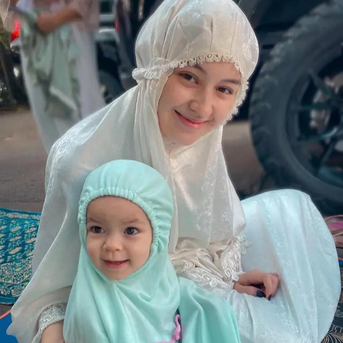 Menawan dan Anggun, Intip Kompilasi Gaya Hijab Elegan ala Kimberly Ryder