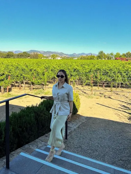 Kali ini, Nikita tampil memadukan kemeja dengan detail ikat pinggang dengan rok warna beige. Gaya Nikita Willy ini semakin stunning dengan sepatu heels warna beige dan kacamata hitam.  @nikitawillyofficial94.