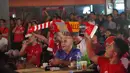Fans The Reds tampak asik menikmati acara nonton bareng bertajuk Roaring Night Liverpool Vs Manchester City di 15th Park Kemang, Jakarta, Minggu (10/3/2024). (Bola.com/Syahkist Afi Daib)