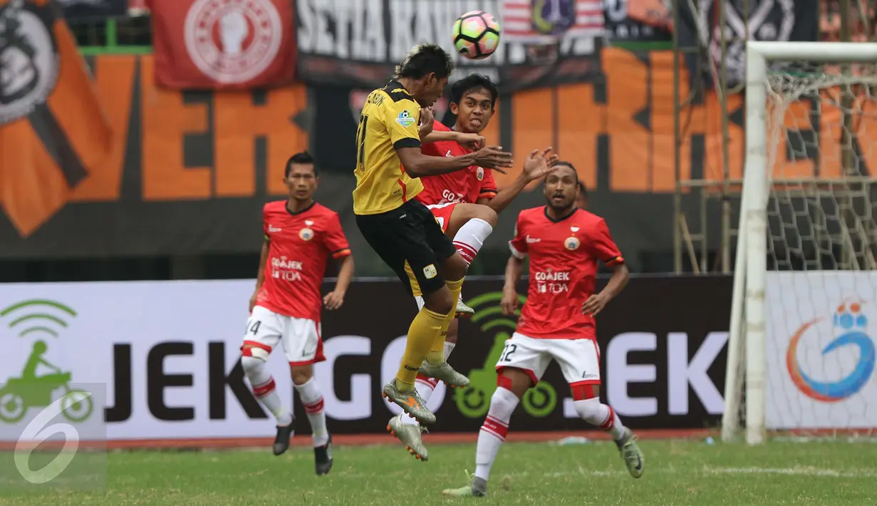 Pemain Persija Jakarta berebut bola di udara dengan pemain Barito Putera saat pertadingan Liga 1 di Stadion Patriot, Bekasi (22/4). Skor pada pertandingan antar Persija Jakarta kontra Barito Putera  tersebut 1-1. (Liputan6.com/Gempur M. Surya)