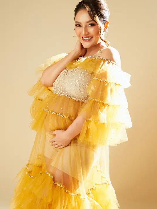 Siti Badriah pancarkan aura glowing khas ibu hamil dengan latte makeup look yang soft glam [@sitibadriahh]