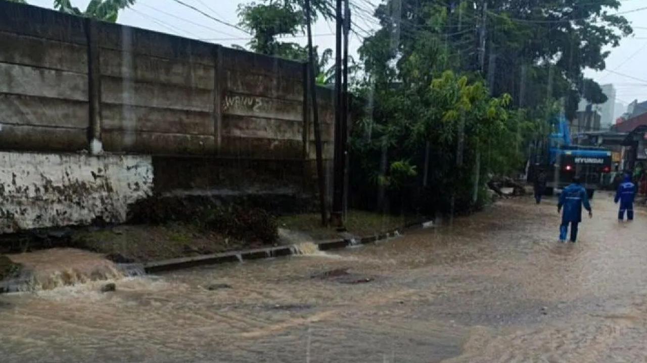 Detik-Detik Tembok Gudang SDA Jaksel Jebol saat Hujan Deras, Satu Motor Terseret Arus