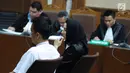 Bupati nonaktif Kutai Kartanegara, Rita Widyasari (kiri) saat mengikuti sidang perdana di Pengadilan Tipikor, Jakarta, Rabu (21/2). Rita didakwa dalam dugaan suap pemberian izin lokasi perkebunan kelapa sawit. (Liputan6.com/Helmi Fithriansyah)