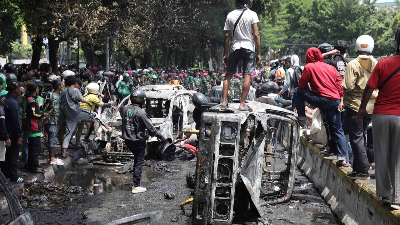 FOTO: Warga Ambil Bangkai Mobil Usai 10 Kendaraan Dibakar di Depan Mako Brimob Kwitang