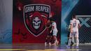 Pemain Grim Reaper, Sanjaya (kiri) bersitegang dengan pemain Lynx Hunters, Rifky dalam laga Futsal X Series 2 di GOR UNJ, Rawamangun, Jakarta, Sabtu (17/01/2026). (Bola.com/Bagaskara Lazuardi)