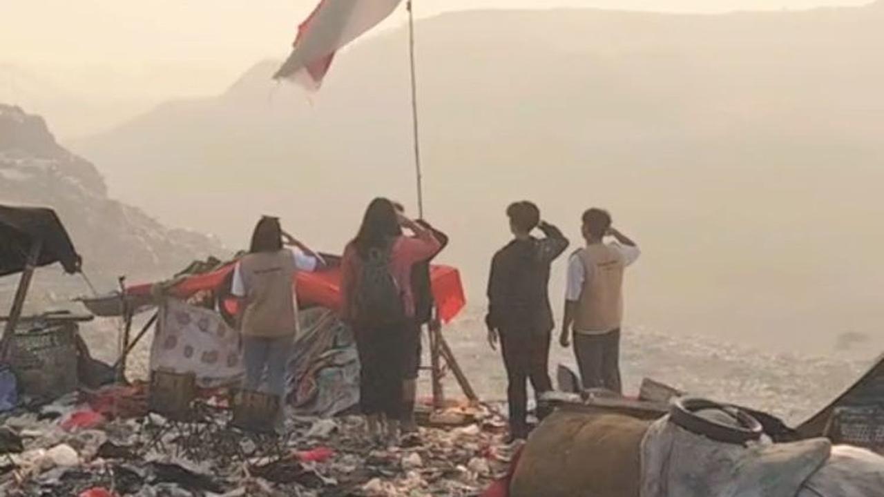 HP Tiktoker Ini Jatuh saat Kunjungi Bantargebang, Aksi Warga yang Temukan dan Kembalikan Tuai Pujian