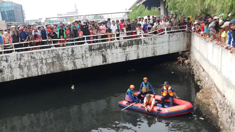 Warga berkerumun di Kali Grogol, tempat terlihatnya buaya