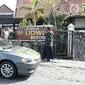 Petugas kepolisian berjaga usai penyerangan Gereja St Lidwina Bedog, Sleman, Yogyakarta, Minggu (11/2). (Liputan6.com/Arya Manggala)