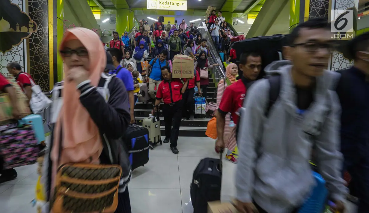 Porter menawarkan jasa mengangkut barang bawaan pemudik dI Stasiun Gambir, Jakarta, Minggu (9/6/2019). Pada H+4 Lebaran yang merupakan puncak arus balik lebaran, sebanyak 78.249 orang tiba di Jakarta melalui Stasiun Gambir sejak 6 Juni 2019 sampai dengan hari ini. (Liputan6.com/Faizal Fanani)