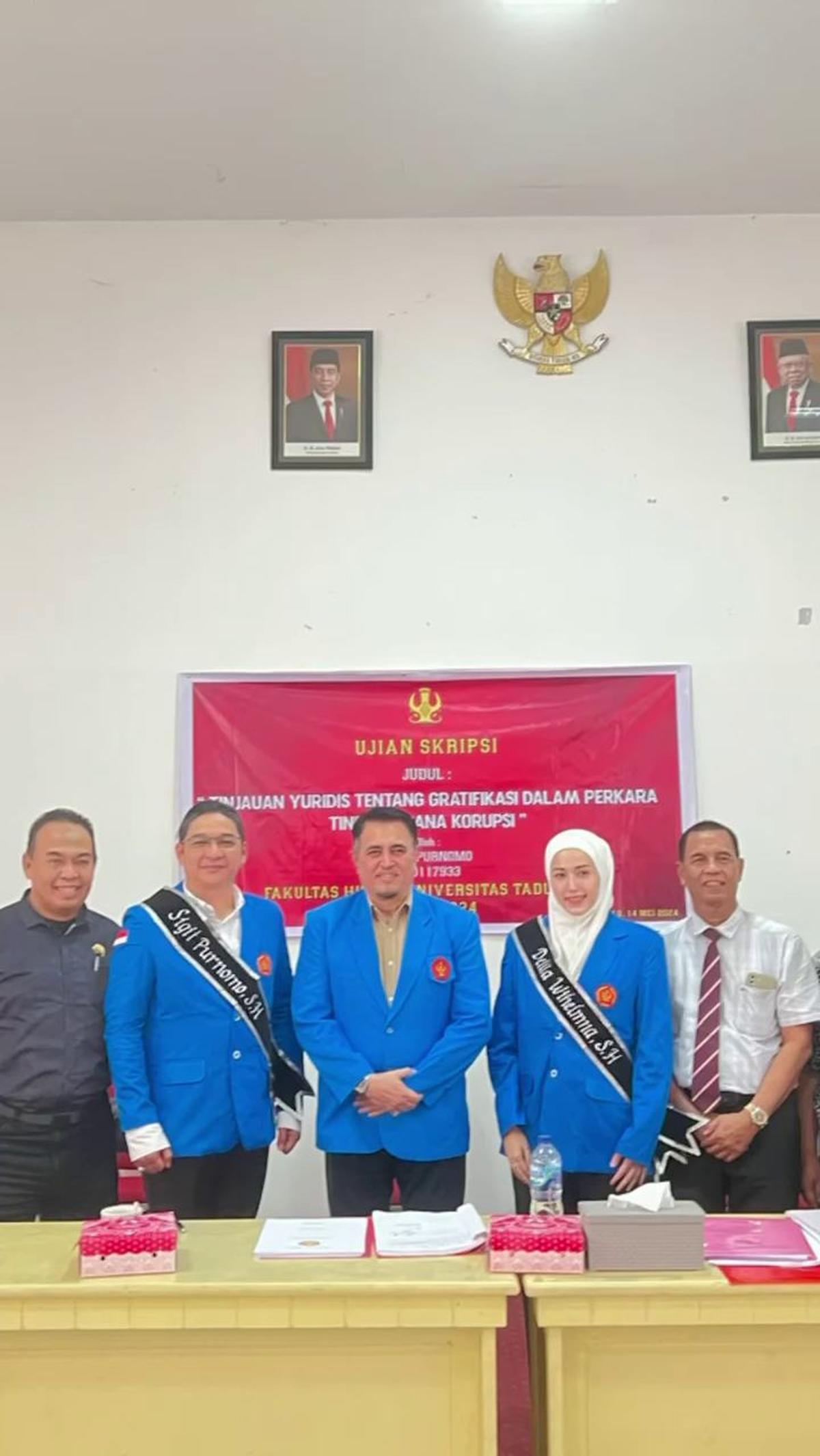 Adelia baru saja dinyatakan lulus ujian S1 jurusan hukum dengan predikat sangat memuaskan.