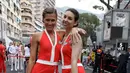 Dua gadis grid berpose menjelang perlombaan Formula Satu, di arena pacuan kuda Monaco, di Monaco, di Monaco, (27/5). (AP Photo / Luca Bruno)