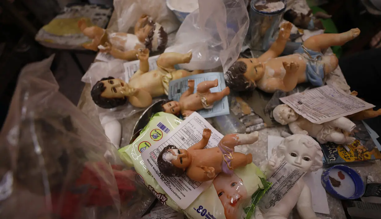 Patung-patung Bayi Yesus yang rusak menunggu untuk direstorasi di Hospitalito de Ninos Dios Gaby atau Rumah Sakit Bayi Yesus Kecil Gaby dalam bahasa Spanyol, Mexico City, 27 Januari 2021. Warga Meksiko merestorasi patung Bayi Yesus mereka untuk merayakan Candlemas Day. (AP Photo/Rebecca Blackwell)