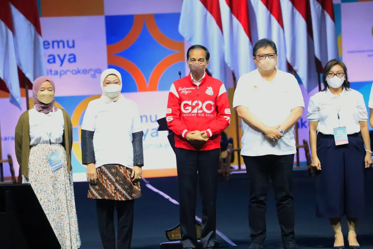 Menaker Ida mendampingi Presiden Joko Widodo, beserta sejumlah Menteri Kabinet Indonesia Maju, menghadiri acara Temu Raya Alumni Program Kartu Prakerja (Istimewa)
