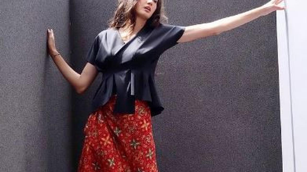 7 Inspirasi Baju Batik Kombinasi untuk Pesta Pernikahan ala Artis, dari Yura Yunita hingga Nadine Chandrawinata