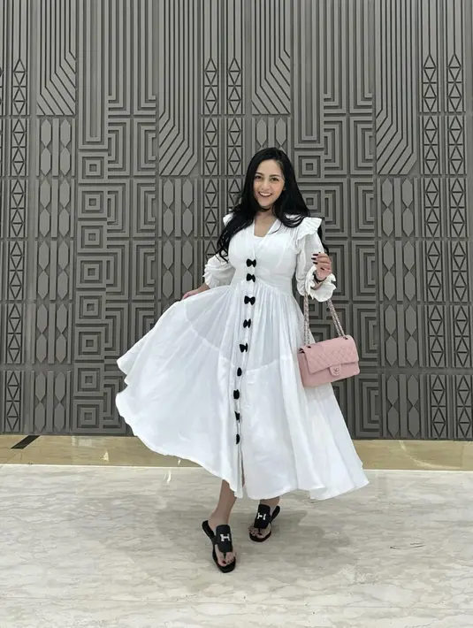 Kali ini, Rachel terlihat memikat dengan dress monokrom dilengkapi aksen pita yang mencuri perhatian.  [Foto: instagram/ Rachel Vennya]