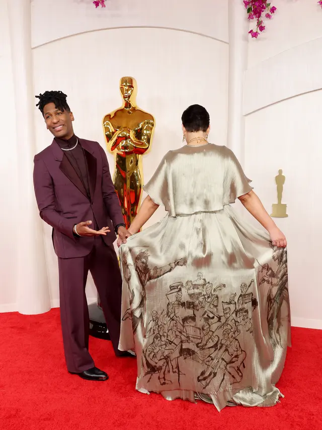 Kejutan, Busana Rancangan Angelina Jolie Debut Perdana di Karpet Merah Oscar 2024