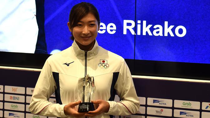 Perenang Jepang, Ikee Rikako berpose usai dinobatkan sebagai Most Valuable Player (MVP) Asian Games 2018 di Jakarta, Minggu (2/9). Tak hanya meraih medali, Rikako juga tercatat sukses memecahkan enam rekor pada Asian Games 2018. (Juni Kriswanto/AFP)