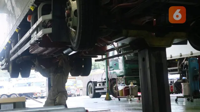 Truk UD sedang diangkat untuk diperiksa