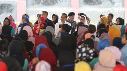 Presiden Joko Widodo bersama Ibu Negara Iriana menemui ibu-ibu penerima program Membina Keluarga Sejahtera (Mekaar) di Garut, Jawa Barat, Jumat (18/1). Penerima program Mekaar di Kabupaten Garut sudah mencapai 87.000 orang. (Liputan6.com/Angga Yuniar)