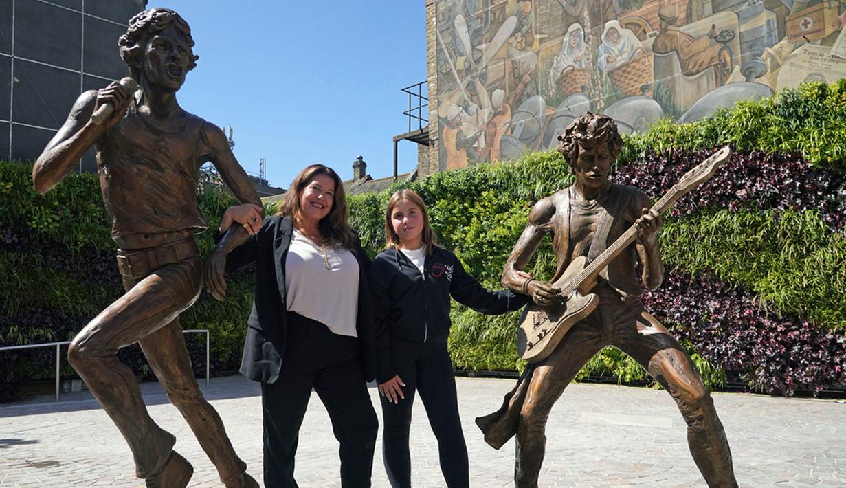 Sementara Keith Richards ditampikan tertunduk di atas gitar Telecaster “Micawber” miliknya yang merupakan hadiah ulang tahun dari Eric Clapton. (Yui Mok/PA via AP)