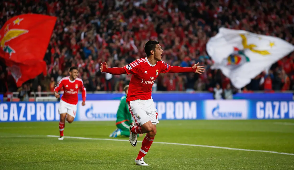Raul Jimenez melakukan selebrasi usai mencetak gol kegawang Muenchen di leg kedua Liga Champions di Stadion Da Luz, Lisboa, Portugal (14/4). Muenchen berhak lolos ke semifinal usai  menahan imbang Benfica dengan skor 2-2. (Reuters/Rafael Marchante)