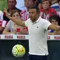 Luis Enrique gestures during their Spanish first division soccer match against Athletic Bilbao at San Mames stadium in Bilbao, northern Spain, August 23, 2015. REUTERS/Vincent West