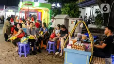 Warga menikmati suasana hari pertama Pekan Raya Jakarta atau Jakarta Fair 2025 di JIExpo Kemayoran, Jakarta, Kamis (19/6/2025). (Liputan6.com/Herman Zakharia)