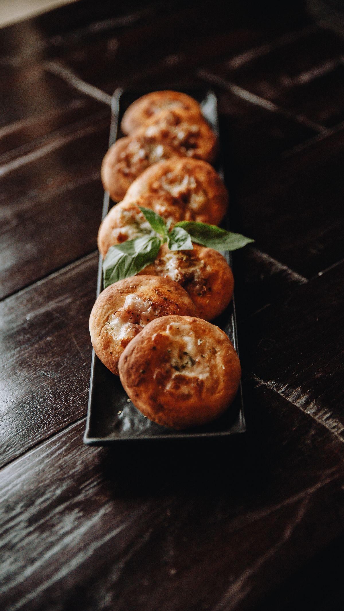 Pizza mini adalah camilan yang populer dan banyak dipilih untuk suguhan di berbagai acara sebab ukurannya yang kecil mudah untuk disantap. Pizza mini juga cocok untuk mengganjal perut yang lapar di saat sibuk atau terburu-buru. Anda juga bisa berkreasi da