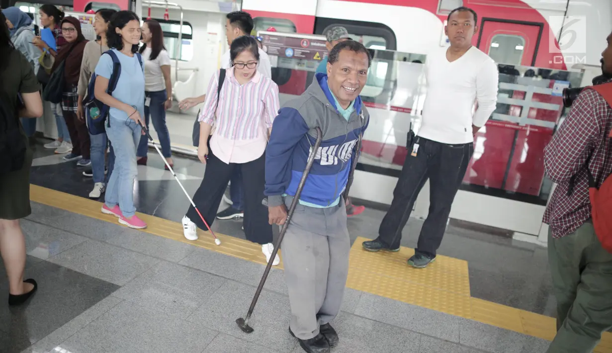 Seorang penyandang disabilitas seusai menaiki kereta Lintas Rel Terpadu (LRT) di Stasiun LRT Veldrome, Jakarta, Sabtu (27/4). Kegiatan yang diikuti Jakarta Barrier Free Tourism (JBFT) itu untuk mengenalkan LRT lebih dekat, terutama kepada penyandang disabilitas. (Liputan6.com/Faizal Fanani)