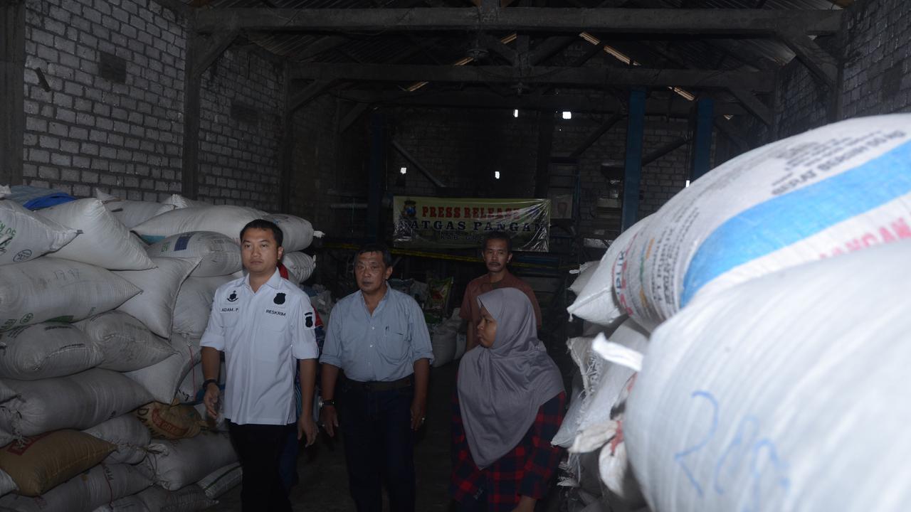 Polisi Grebek Tempat Beras Oplosan