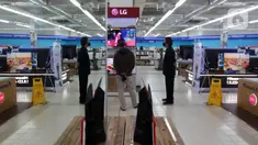 Calon pembeli melhat TV Digital yang dijual di salah satu mall Kawasan Lebak Bulus, Jakarta, Selasa, (8/11/2022). Pemerintah secara resmi telah menghentikan siaran TV analog pada 2 November lalu. Hal ini membuat para pemilik TV 'tabung' mencari alternatif lain agar tetap bisa menonton siaran tv, salah satunya beralih ke TV digital. (Liputan6.com/Johan Tallo)