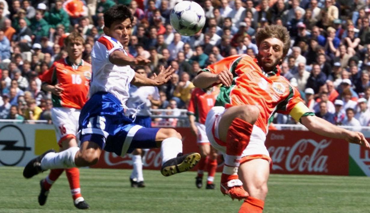 Trifon Ivanov (kanan) merupakan pemain Bulgaria yang terkenal lewat tembakan jauhnya. Selain itu, ia juga memiliki rambut yang unik. Banyak orang menilai bahwa gaya rambutnya mirip dengan tokoh di film X-Man, Wolverine. (AFP/Chritsophe Simon)