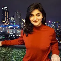 Gaya kasualnya yang sederhana, membuat penampilan Hilda Vitria tak bosan untuk dipandang. Pantas saja kalau bang Billy kepincut dengan paras cantiknya. (Instagram/hvkhildavitriakhan)