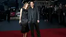 Johnny Depp (kanan) dan istri Amber Heard berpose depan kamera saat menghadiri pemutaran perdana film "Black Mass " di London, Inggris, Minggu (11/10/2015). Johnny berperan sebagai James " Whitey " Bulger dalam film Black Mass. (REUTERS/Suzanne Plunkett)
