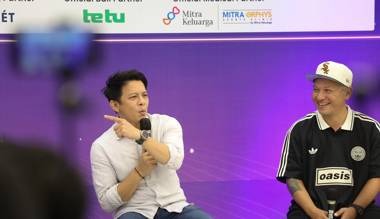 Acara disebut-sebut akan menjadi puncak dari antusiasme masyarakat terhadap olahraga Padel yang sedang naik daun di Indonesia. Tampak dalam foto, Ariel Noah (kiri) dan Gading Marten saat memberi keterangan terkait gelaran ajang olahraga Padel terbesar bertajuk Padel Wars Presented by Simpati di Jakarta, Senin (10/11/2025). (KapanLagi.com/Budy Santoso)