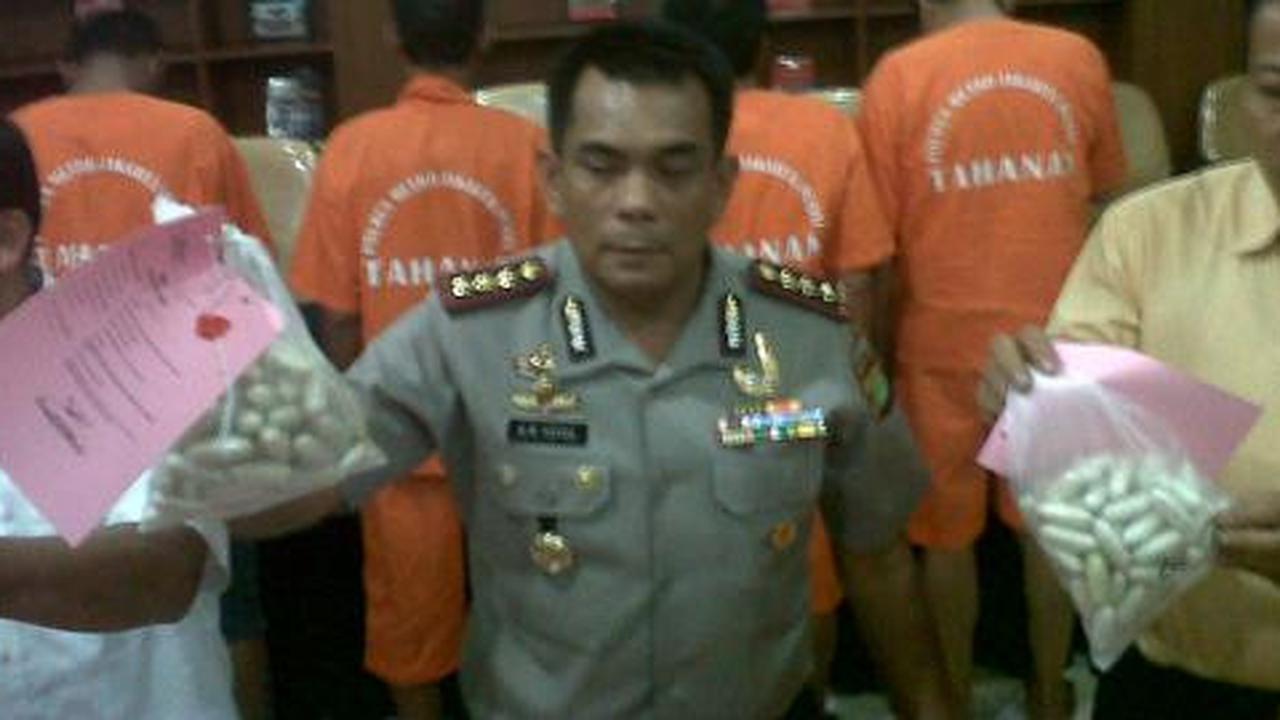 Kurir 2,2 kg heroin dikendalikan dari Nusakambangan
