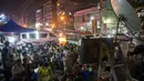 Warga menyaksikan pertandingan antara Real Madrid dan Athletic Club Bilbao lewat televisi dekat warung kopi pinggir jalan di Yangon, Sabtu (13/2/2016).  (AFP / Romeo Gacad)
