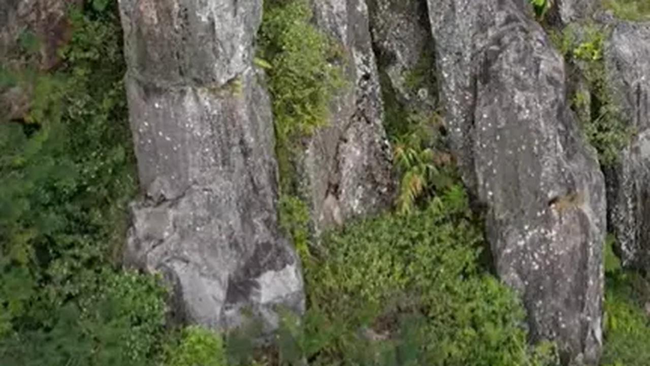 Barisan Batu Raksasa di Atas Bukit Cipangramatan Garut Ini Disebut Mirip Stonehenge Inggris, Ini Potretnya