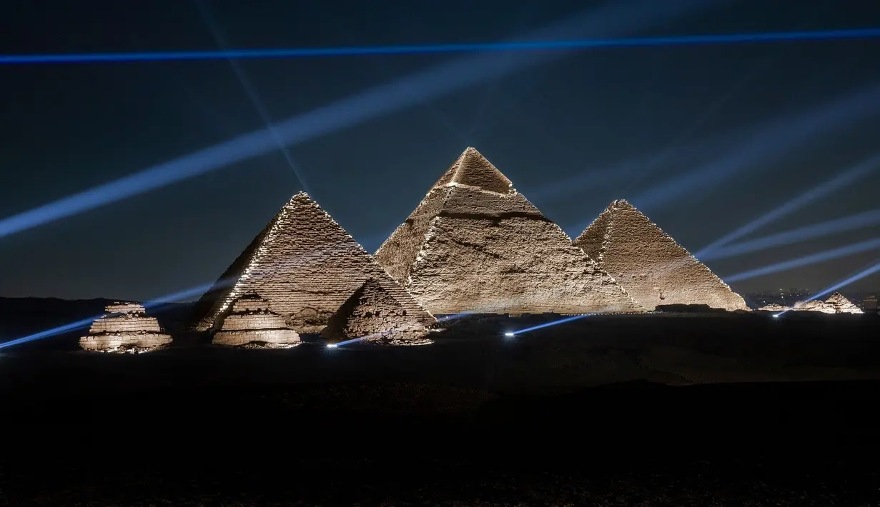 Rumah mode Prancis itu menampilkan koleksi Dior Men Fall 2023 setelah matahari terbenam di depan Piramida Giza, sebagai salah satu dari Tujuh Keajaiban Dunia. Dok/Dior.