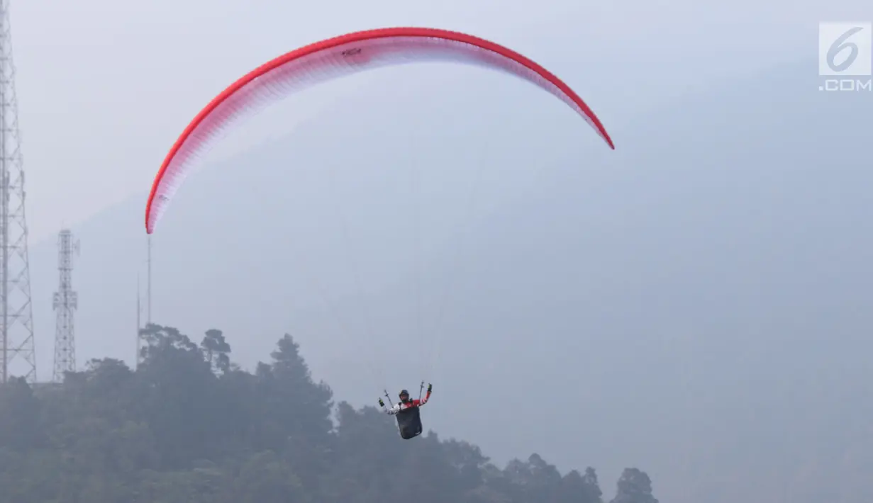 Atlet Paralayang Indonesia berlatih terbang nomor Cross Country di kawasan Puncak, Cianjur, Jawa Barat, Kamis (26/7). Latihan ini mematangkan persiapan jelang laga Asian Games 2018, Agustus mendatang. (Liputan6.com/Helmi Fithriansyah)